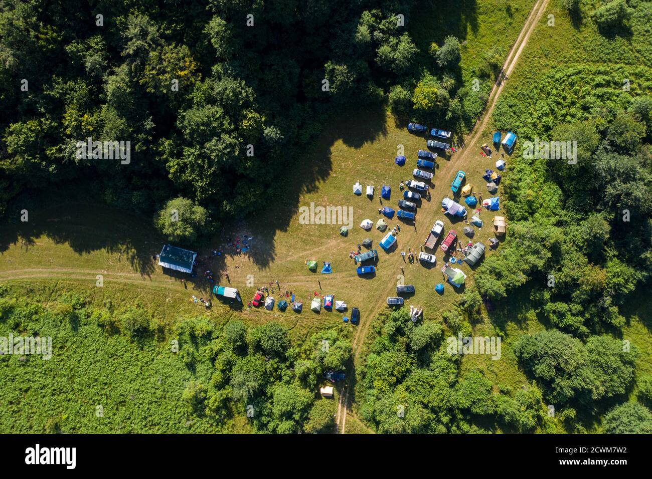 Luftdrohne Ansicht eines Lagers mit Zelten in der Im Freien Stockfoto