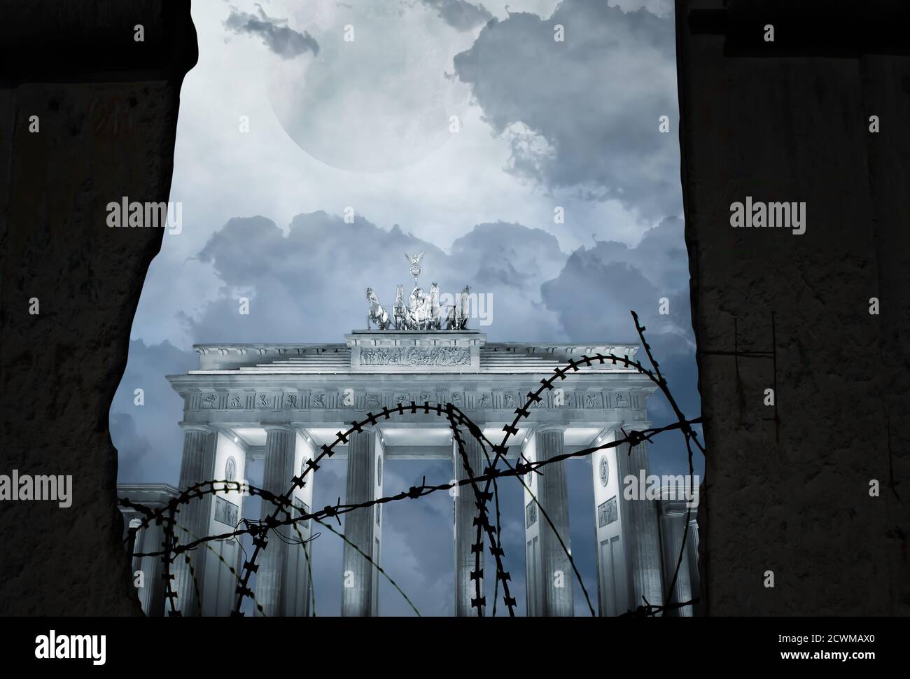 Das brandenburger Tor hinter einer Mauer mit Stacheldraht als Ein Symbol der Teilung Stockfoto