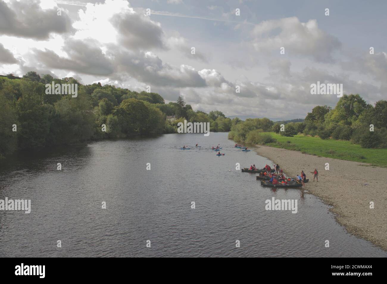 Fluss- und Abenteuersportarten auf dem River Wye in Glasbury, Powys, Wales., Großbritannien Stockfoto