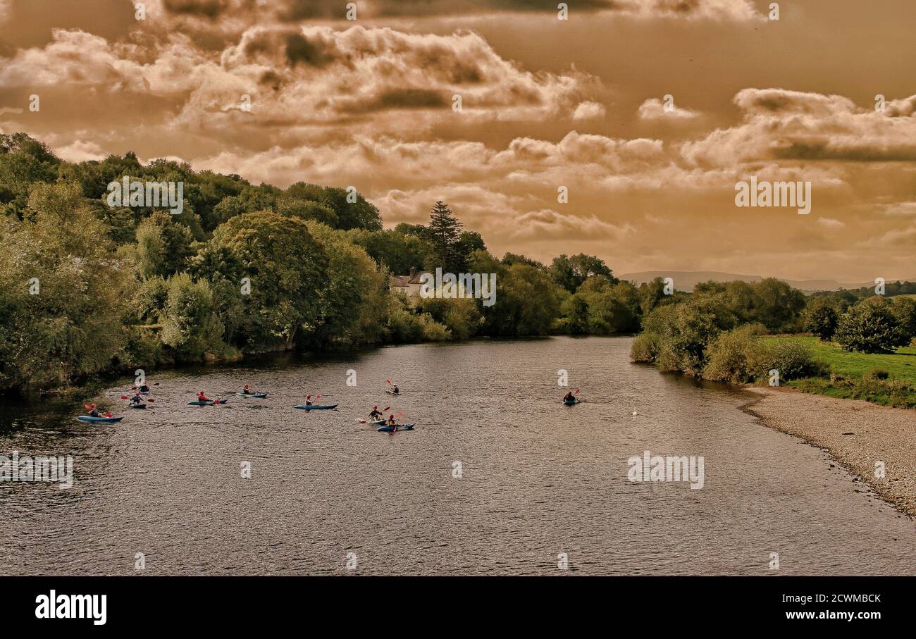 Fluss- und Abenteuersportarten auf dem River Wye in Glasbury, Powys, Wales., Großbritannien Stockfoto