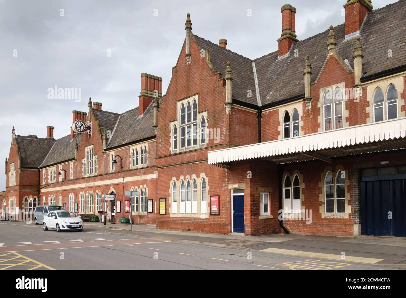 Die viktorianische gotische Fassade des Bahnhofs Hereford, Herefordshire, Großbritannien, entworfen von R.E. Johnson im Jahr 1853. Es wird von Transport for Wales (TFW) betrieben Stockfoto