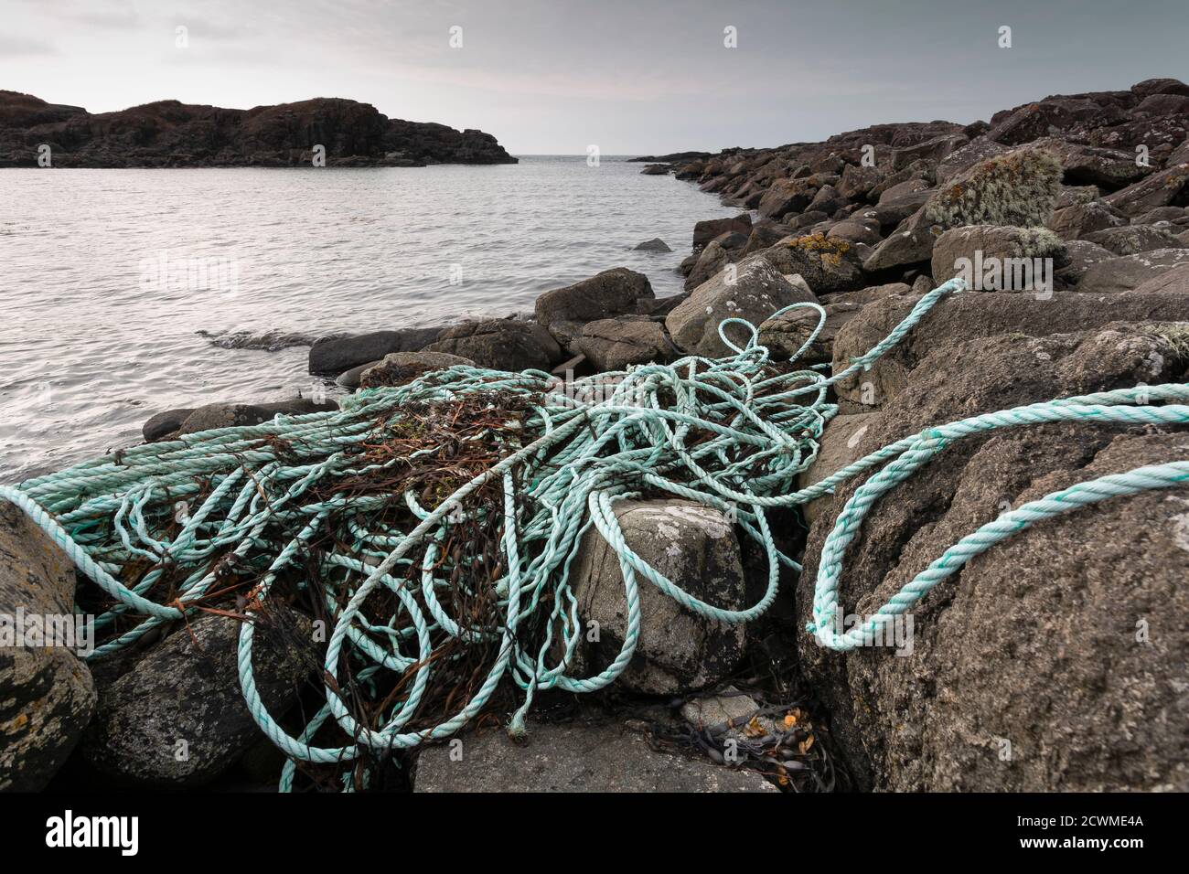 Schutt aus der Fischindustrie, der auf Felsen, Nylon- und Kunststoffseilen und -Netzen aufgespült wird, ist ein großes Problem an allen Küsten des Planeten Stockfoto