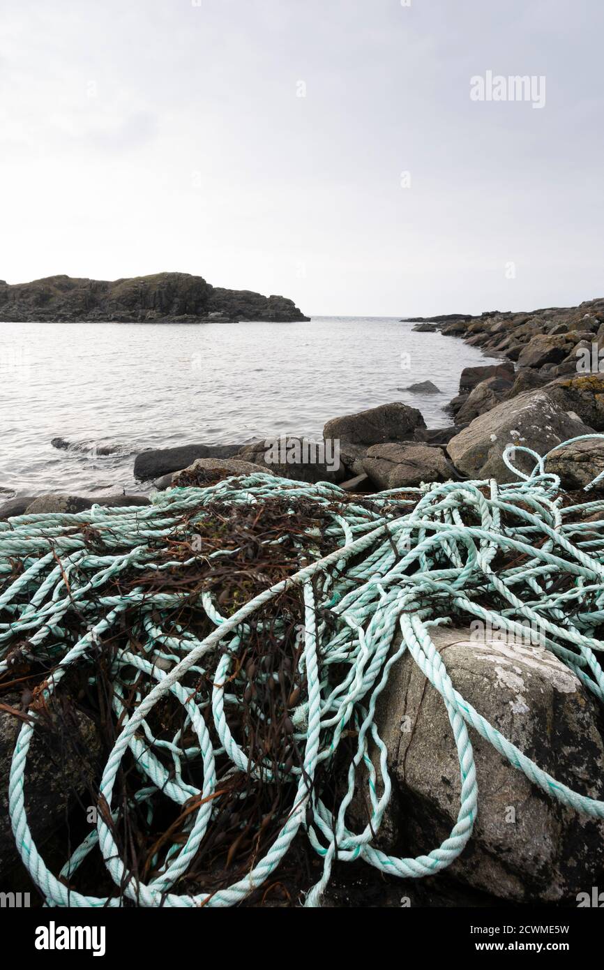 Schutt aus der Fischindustrie, der auf Felsen, Nylon- und Kunststoffseilen und -Netzen aufgespült wird, ist ein großes Problem an allen Küsten des Planeten Stockfoto