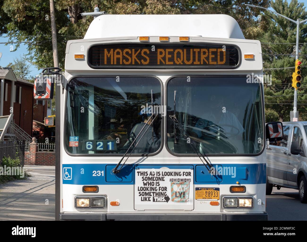 Ein New York City MTA Bus mit einer Oatly Anzeige und einem Masken erforderliches Schild. In Flushing, Queens, New York City. Stockfoto