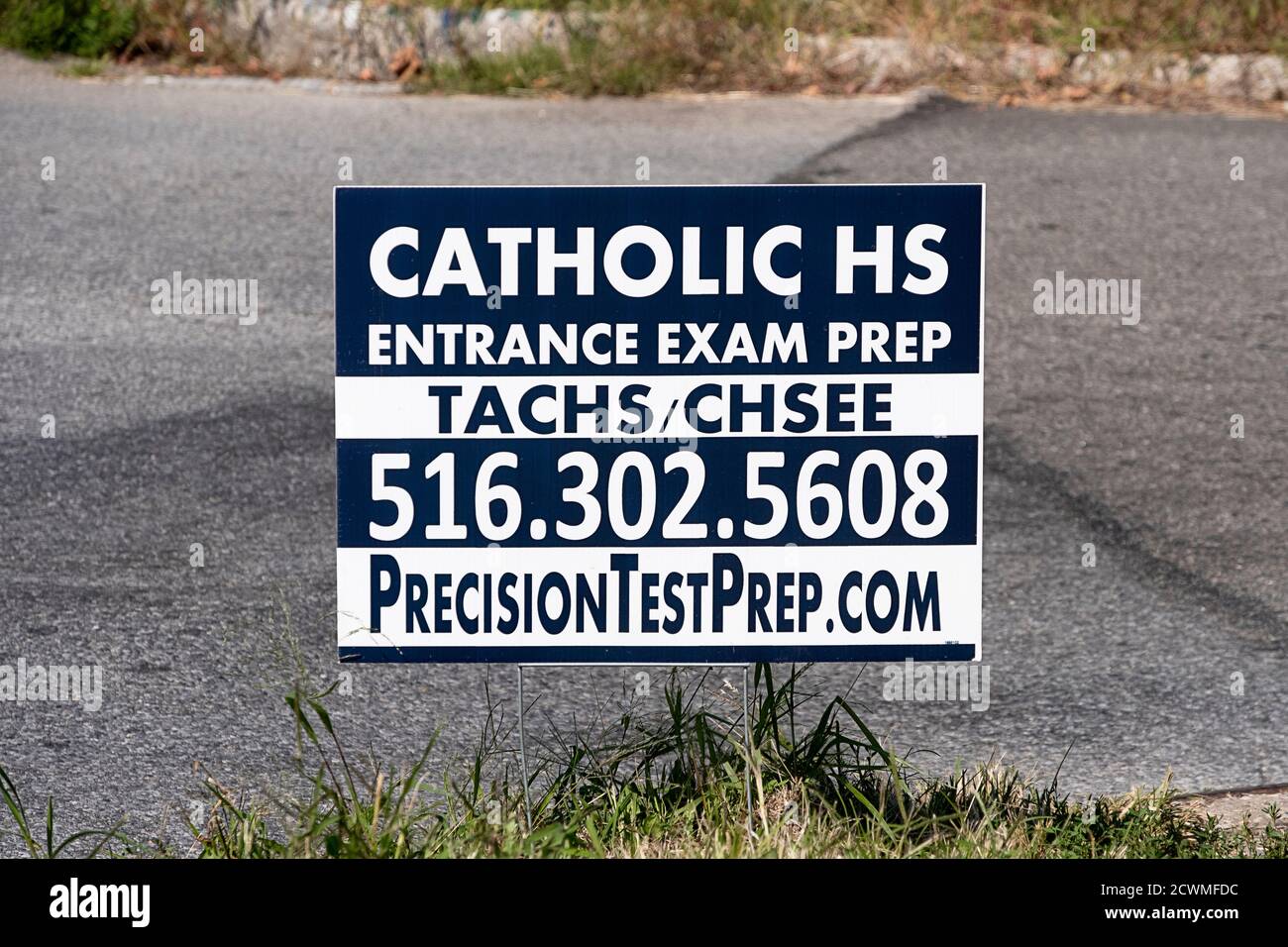 Ein Schild, das einen Dienst anbietet, der die Schüler auf Aufnahmeprüfungen an katholischen Gymnasien vorbereitet. In Whitestone, Queens, New York. Stockfoto