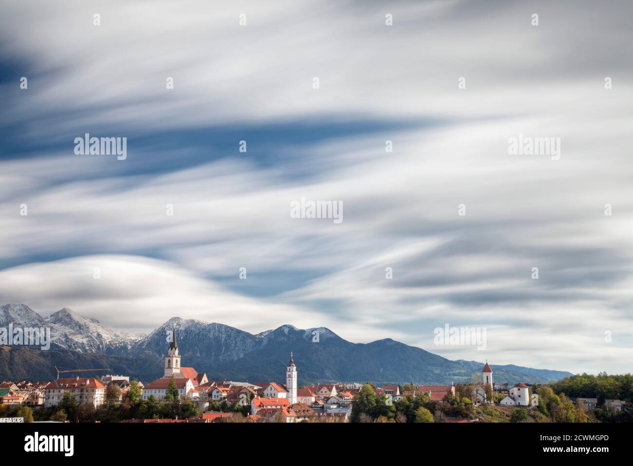 Blick über Kranj und die Steiner Savinja Alpen, Slowenien Stockfoto