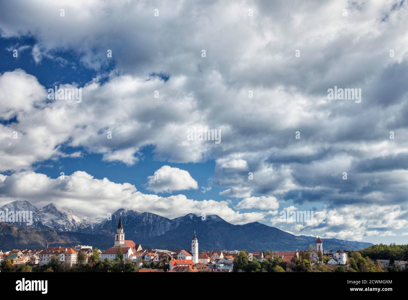 Blick über Kranj und die Steiner Savinja Alpen, Slowenien Stockfoto