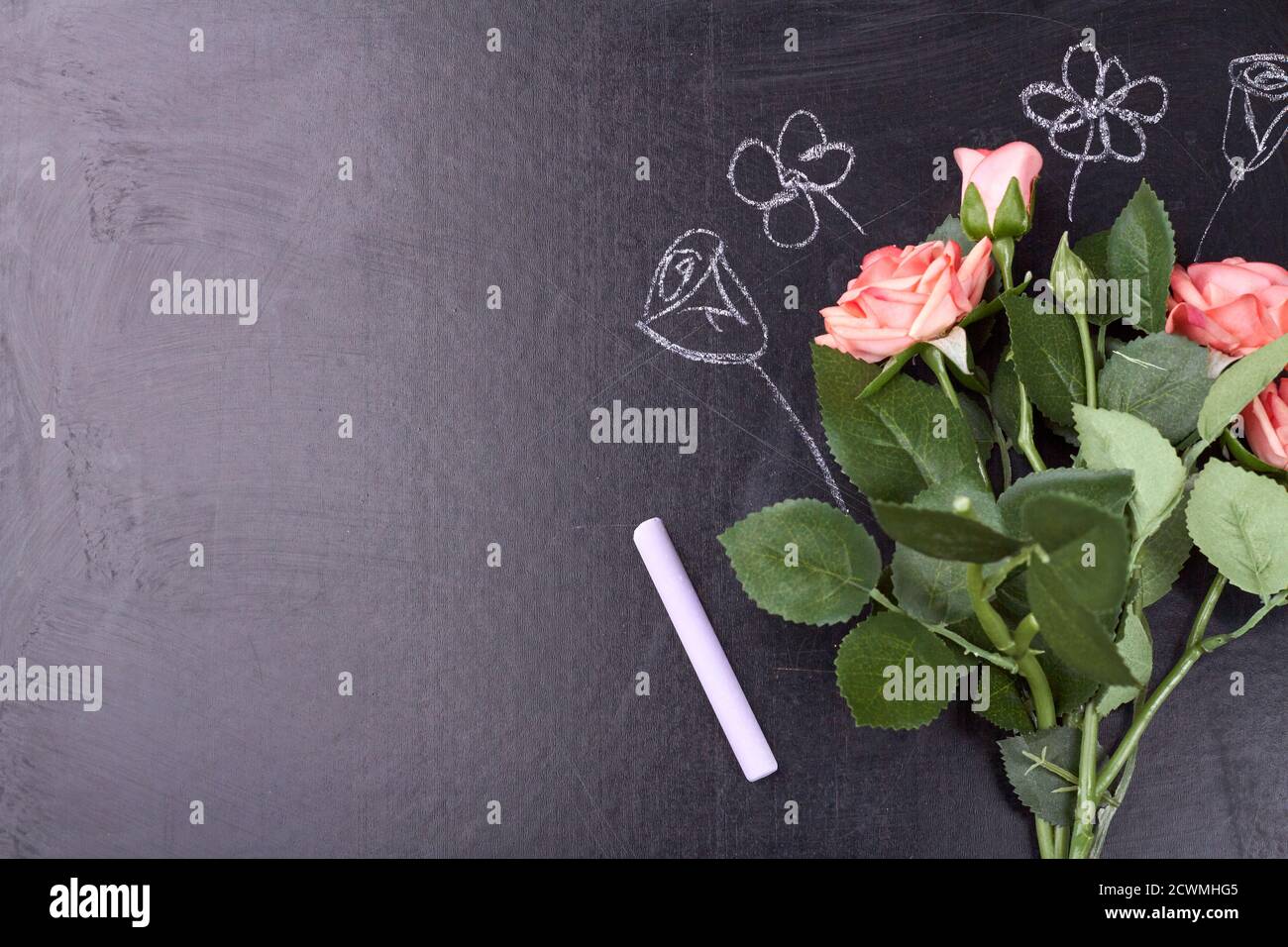 Strauß Rosen ist vor der Schulbank. Stockfoto