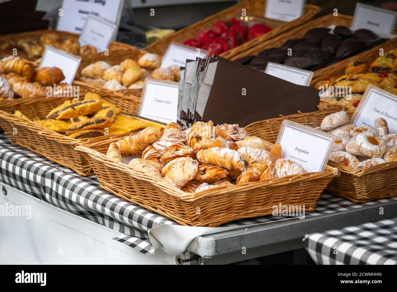 Frische italienische Süßigkeiten und Gebäck im Real Food Market Kings Cross in London Stockfoto