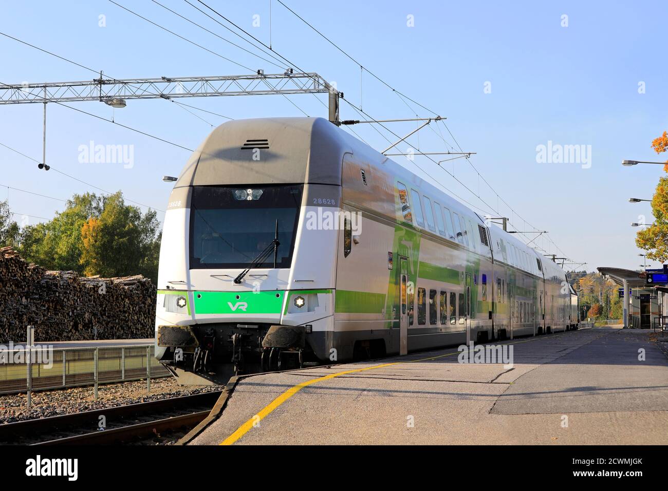 Moderne VR Group Intercity elektrische 2-stöckige Personenzug am Bahnhof Salo Plattform bereit zu verlassen. Salo, Finnland. September 27, 2020. Stockfoto