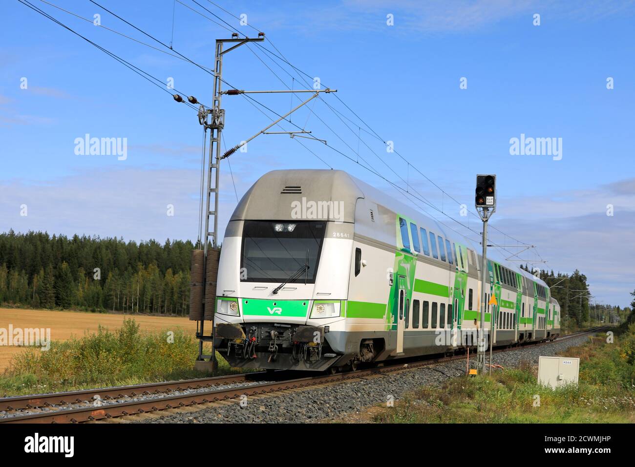 Moderne VR Group Intercity elektrische 2-stöckige Personenzug auf dem Weg an ländlichen Bahnübergang. Humpila, Finnland. September 18, 2020. Stockfoto