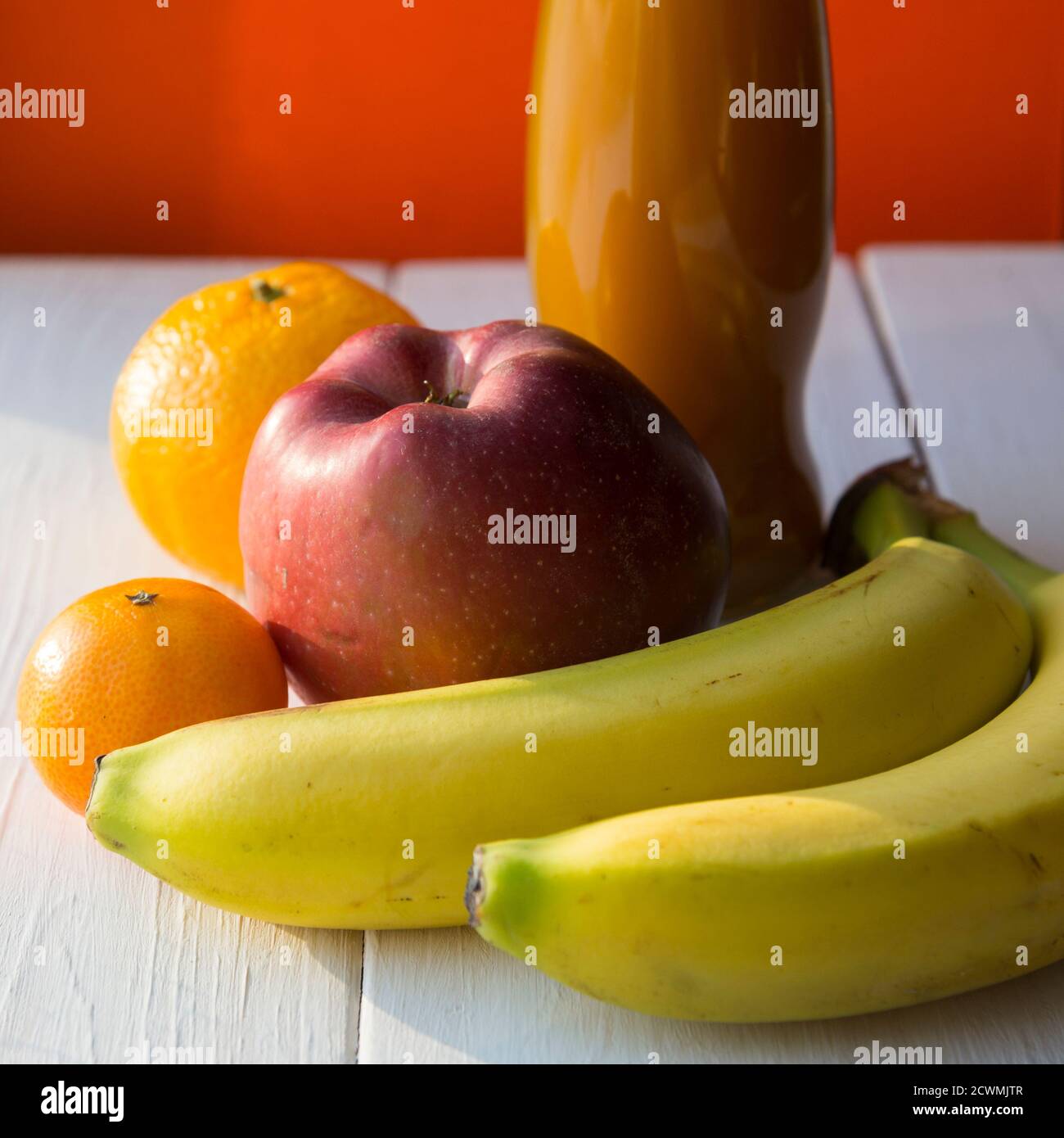 Frisches Obst und Saft auf dem Holztisch Stockfoto
