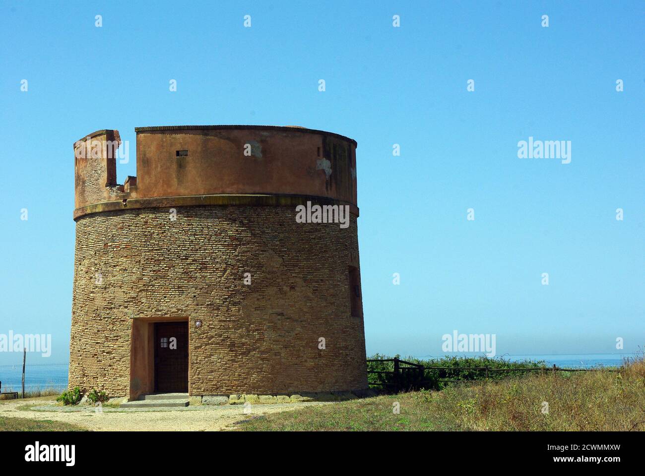 Tor Caldara in der Nähe von Anzio (Latium, Italien) war es ein mittelalterlicher Wachturm, der von den Bewohnern genutzt wurde, um Piratenboote aus dem thyrrhenischen Meer zu beobachten Stockfoto