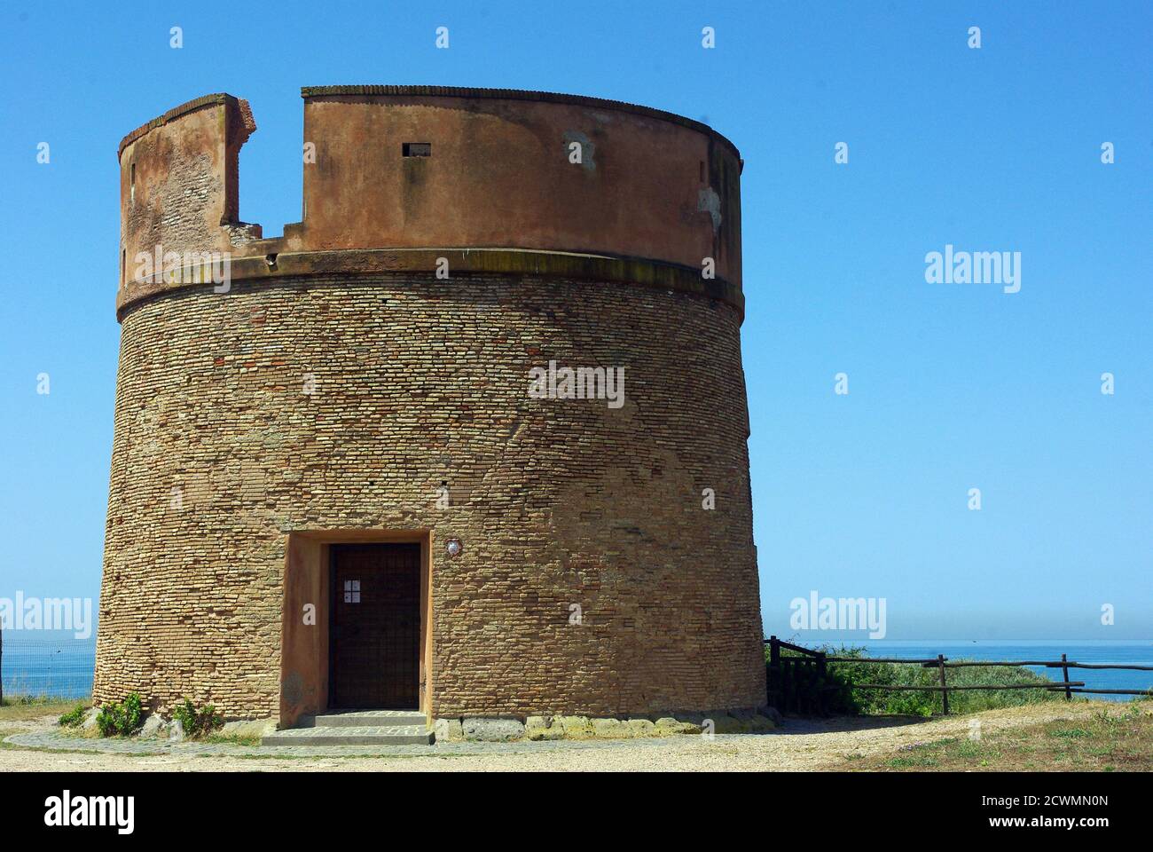 Tor Caldara in der Nähe von Anzio (Latium, Italien) war es ein mittelalterlicher Wachturm, der von den Bewohnern genutzt wurde, um Piratenboote aus dem thyrrhenischen Meer zu beobachten Stockfoto