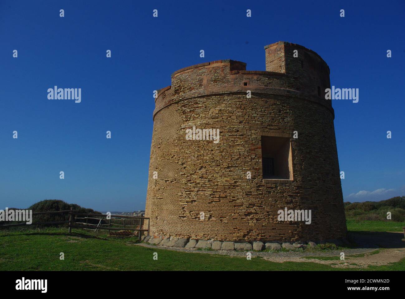 Tor Caldara in der Nähe von Anzio (Latium, Italien) war es ein mittelalterlicher Wachturm, der von den Bewohnern genutzt wurde, um Piratenboote aus dem thyrrhenischen Meer zu beobachten Stockfoto