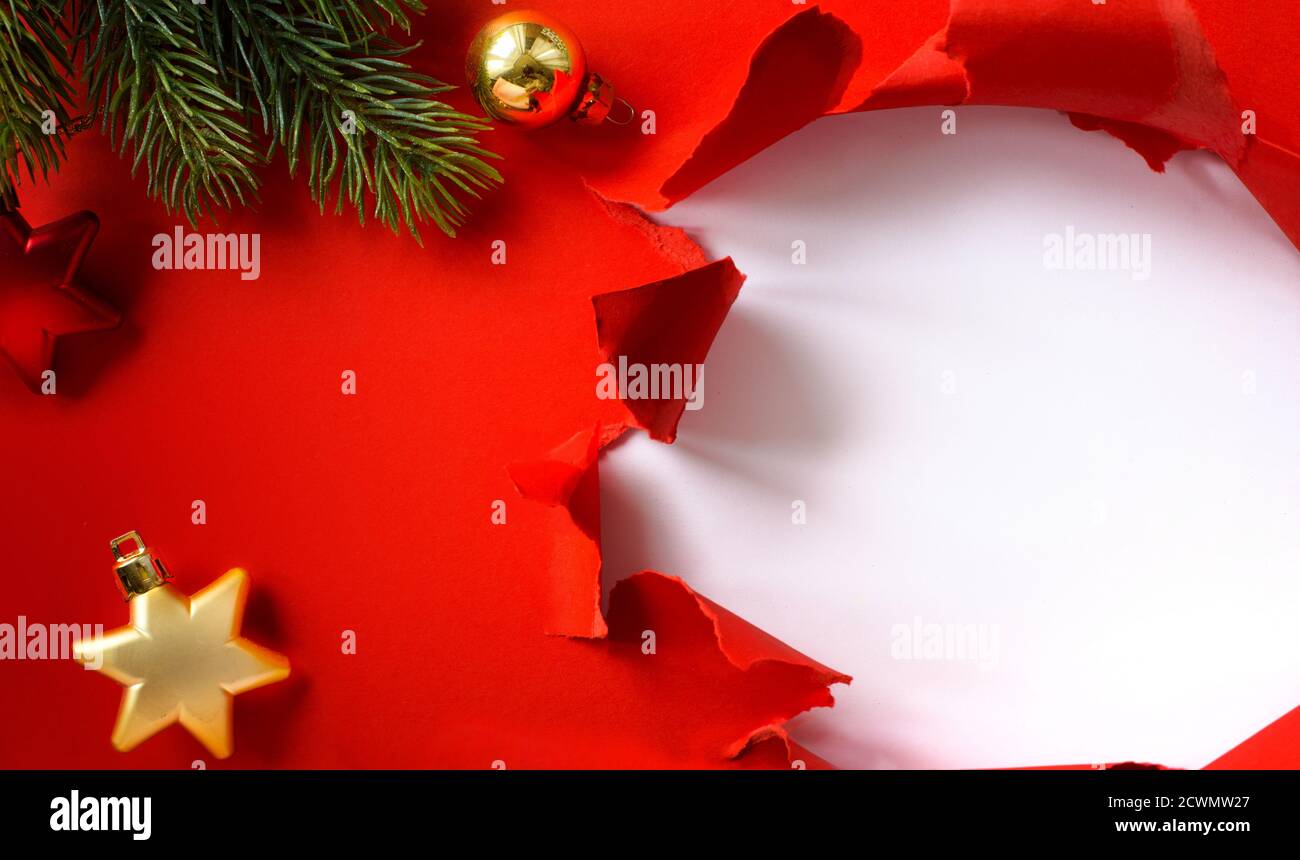 Weihnachts-Grußkarte, Einladung oder Weihnachtsfeiertage Banner Hintergrundkonzept mit Weihnachtsbaumschmuck auf rotem Hintergrund Stockfoto