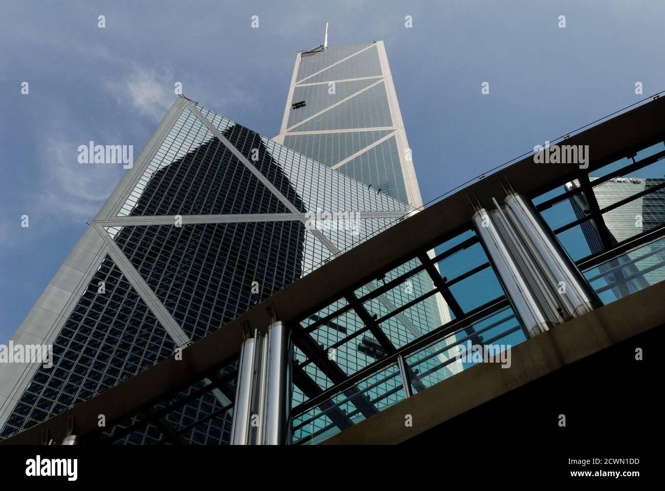 Hong Kong Wolkenkratzer - schräg nach oben geschossen für interessante Muster aus Fenstern und Gebäudekonturen. Fensterputzer auf hoher Plattform. Stockfoto