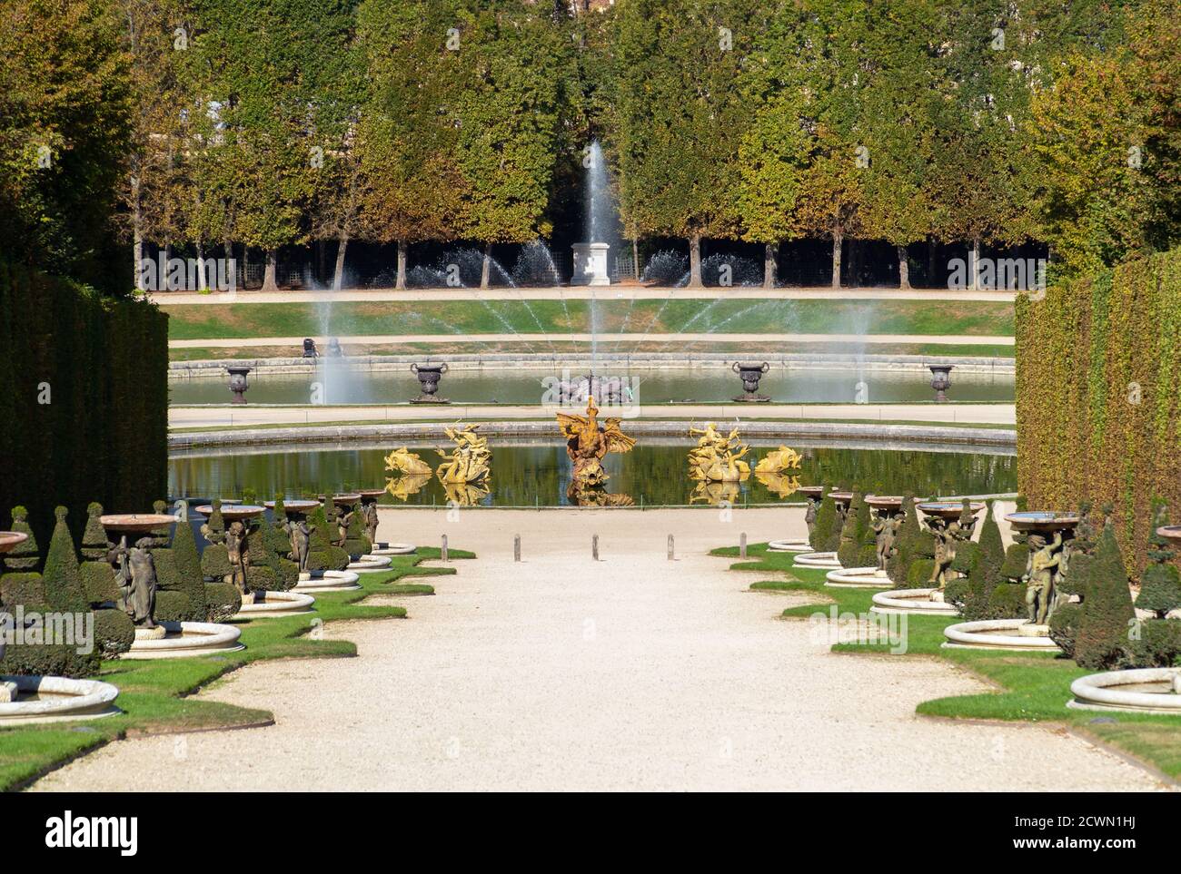 Marmousets Spaziergang mit Drachen- und Neptunbrunnen in den Gärten von Versailles - Frankreich Stockfoto