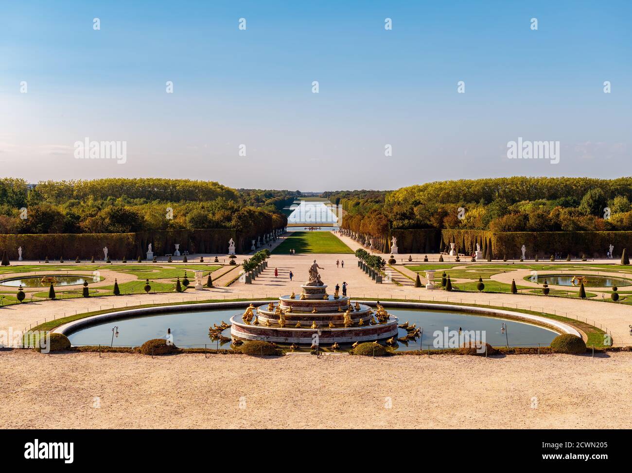 Latona-Brunnen und Grande-Perspektive zur goldenen Stunde in Versailles Gärten Stockfoto