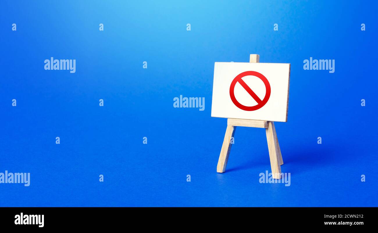Staffelei mit dem Verbotsschild NEIN auf blauem Hintergrund. Sperrgebiet. Einschränkungen und Sanktionen. Nicht auf Lager. Verbot und Embargo. Fehlgeschlagene Strategie. Stockfoto