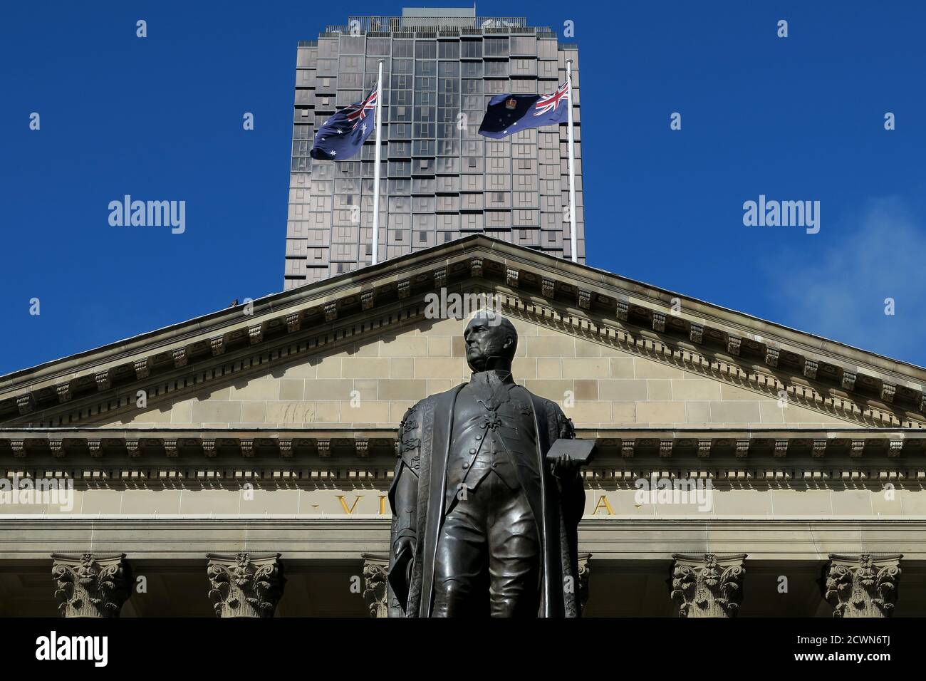 Melbourne Australien: State Library of Victoria in Melbourne mit Redman Barry Statue. Stockfoto