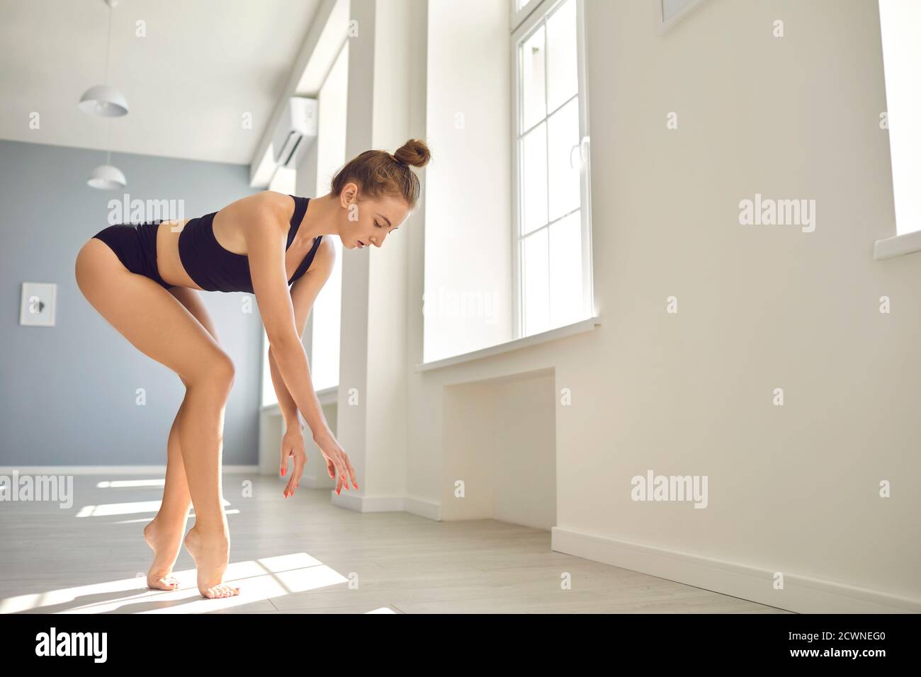 Mädchen Turnerin steht auf Zehenspitzen und üben rhythmische Gymnastik Stockfoto