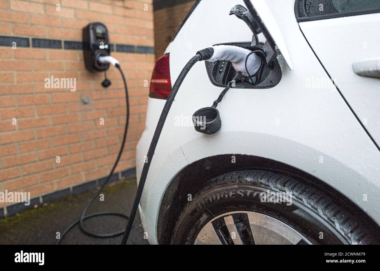 Externer Ladepunkt für Elektroautos mit Anschluss an einen VW Golf. Stockfoto