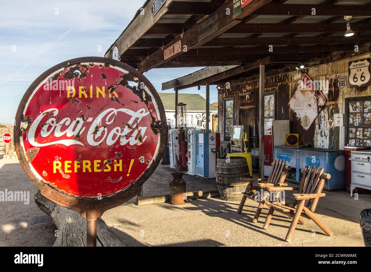 Hackberry, Arizona, USA - 17. Februar 2020: Vintage Drink Coca Cola Schild an einem historischen Route 66 General Store auf einem abgelegenen Arizona Highway. Stockfoto