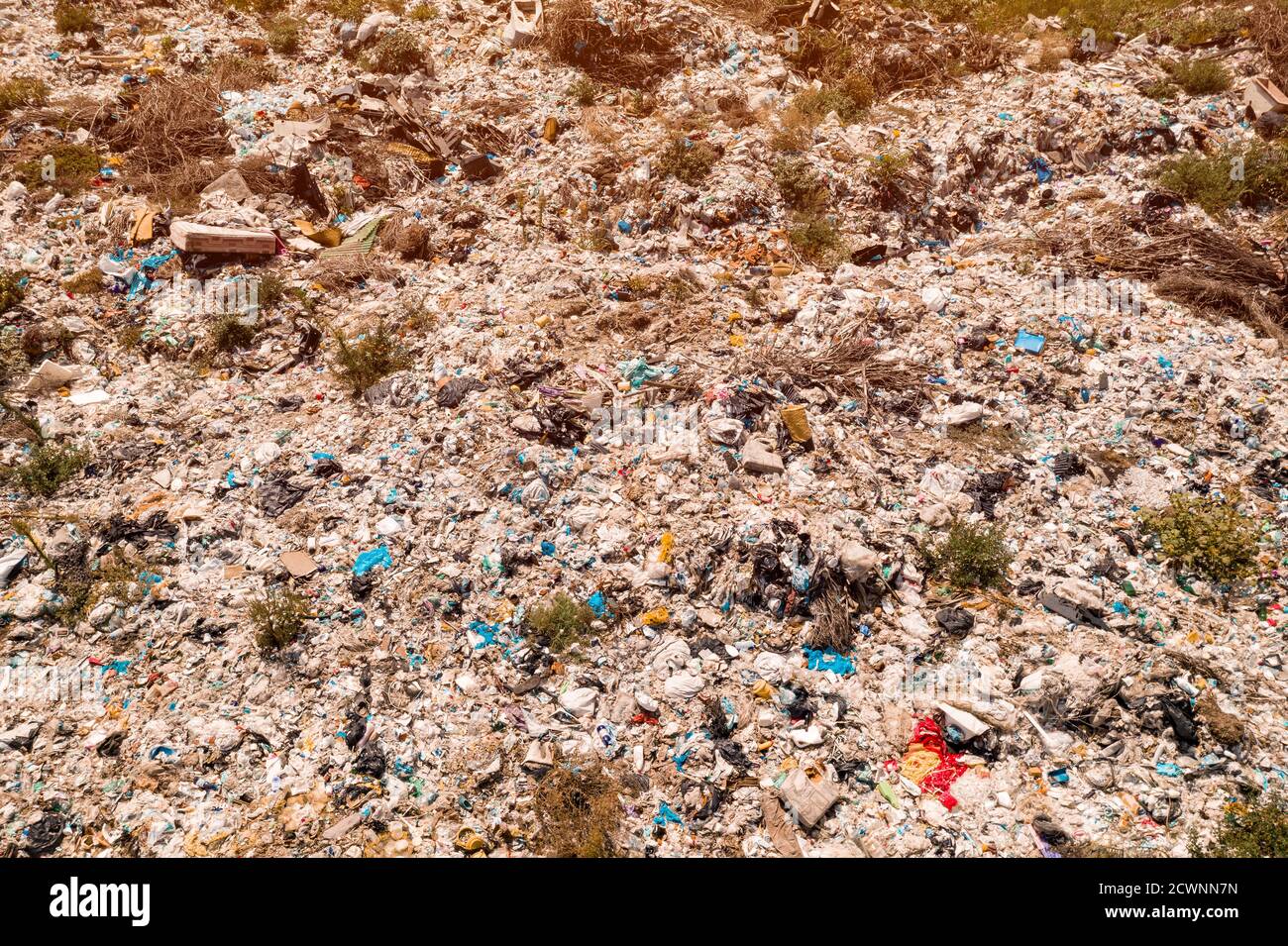 Luftaufnahme der Mülldeponie von Drohne pov, Entsorgung von Abfallmaterial Stockfoto