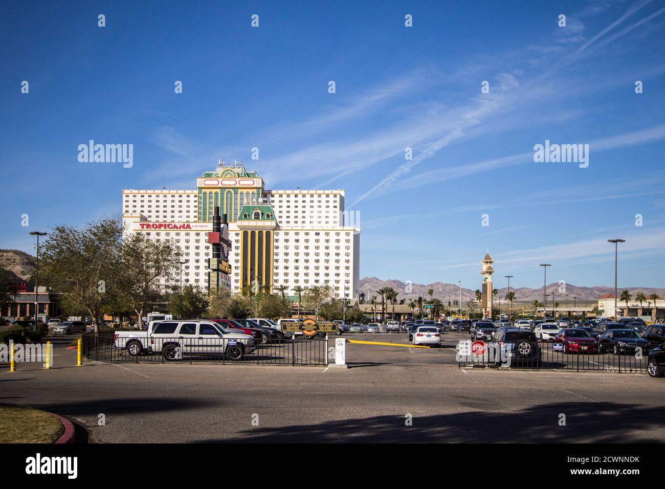 Laughlin, Nevada, USA - 17. Februar 2020: Verkehr auf dem Laughlin Strip mit dem Tropicana Resort im Hintergrund. Stockfoto