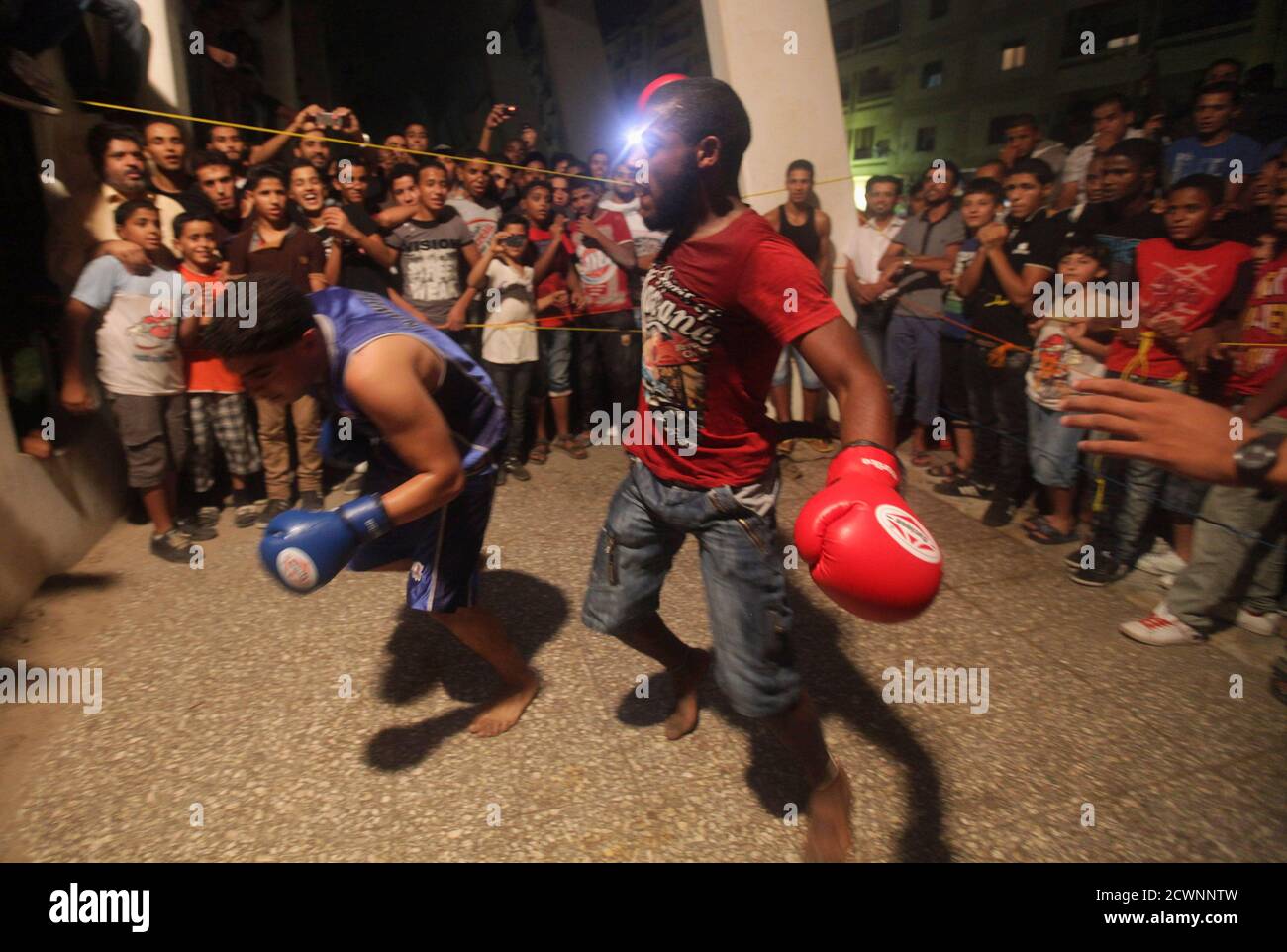 Unbeteiligte Blick auf als Amjad, 20, und ein nicht identifizierter Mann (L) Praxis Boxen entlang einer Straße in Bengasi 31. Juli 2012. REUTERS/Esam Al-Fetori (Libyen - Tags: Gesellschaft SPORT Boxen) Stockfoto