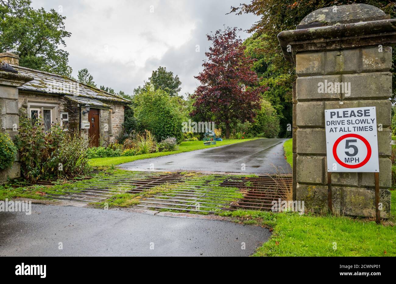 5 m.p.h. Geschwindigkeitsbegrenzung Eingang zu Bolton Haus Anwesen. Stockfoto