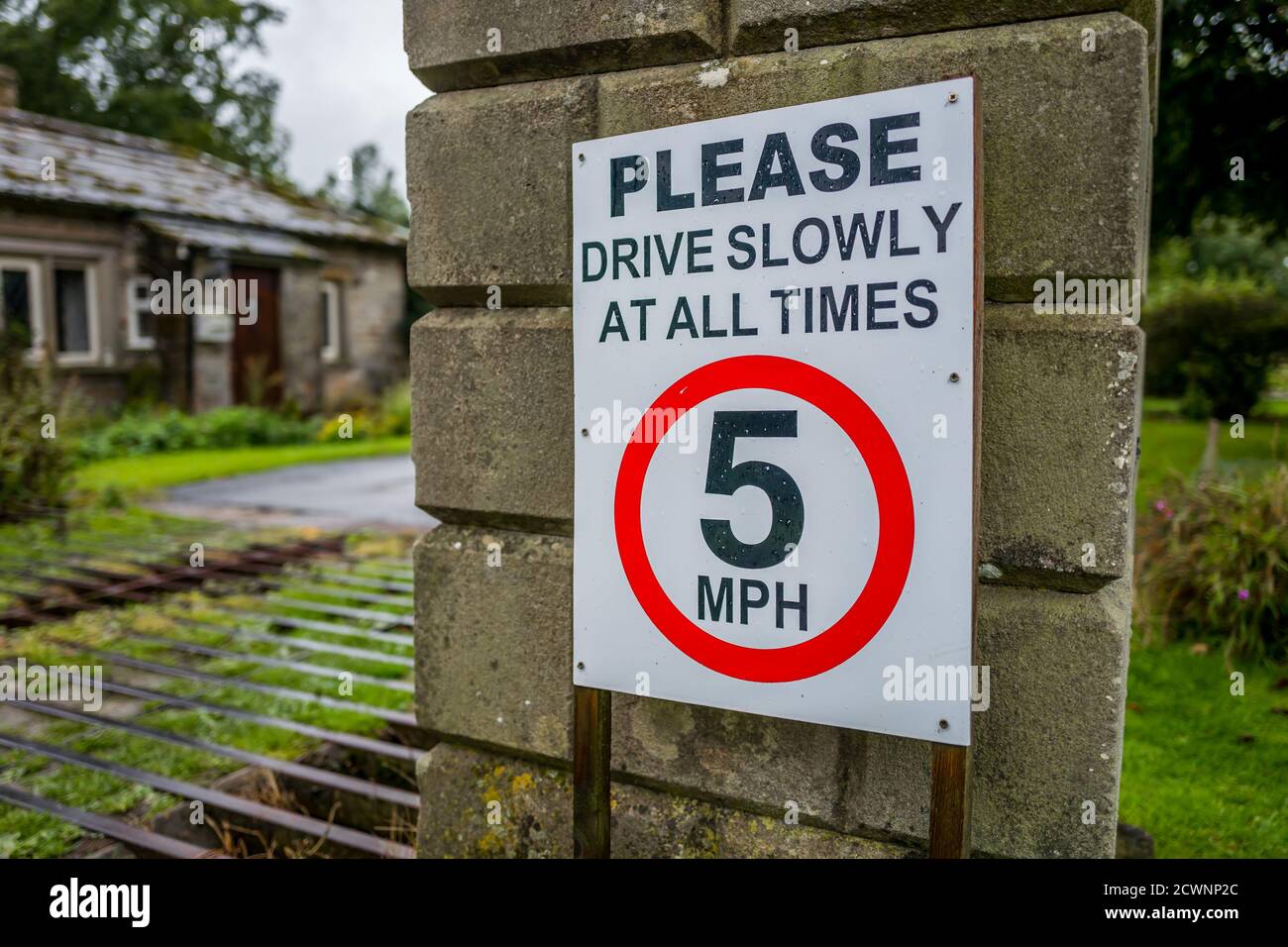5 m.p.h. Geschwindigkeitsbegrenzung Eingang zu Bolton Haus Anwesen. Stockfoto