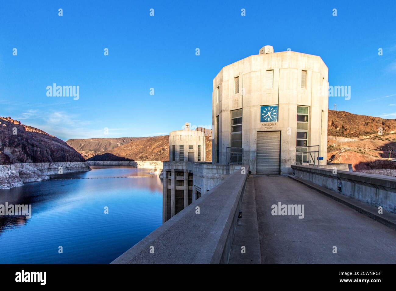 Zeit In Arizona. Große Uhr zeigt Arizona Zeit am Hoover Dam an der Nevada und Arizona Staatsgrenze. Stockfoto