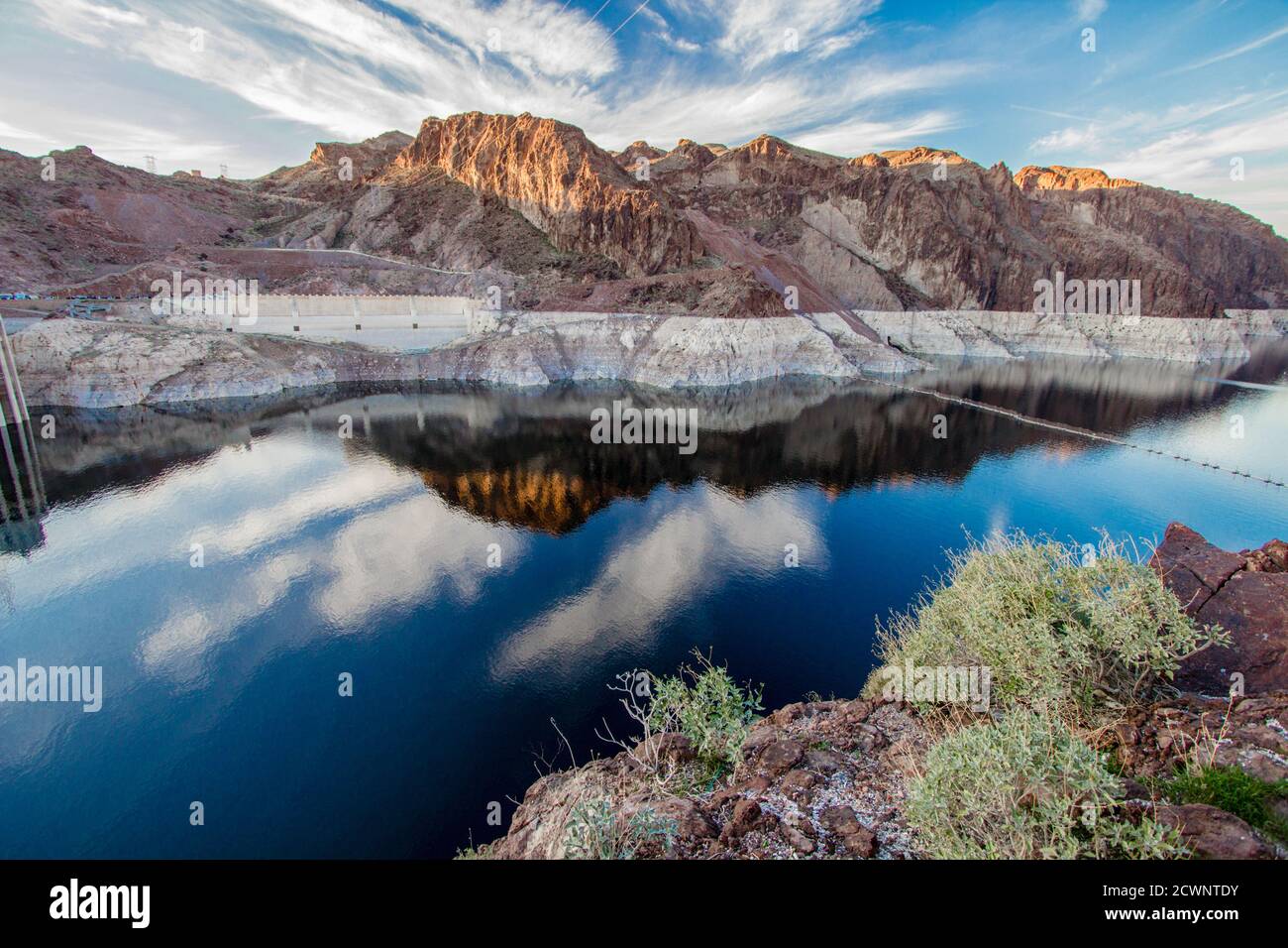 Blick Auf Lake Mead. Bergspiegelung im klaren blauen Wasser des Lake Mead im Lake Mead National Recreation Area in Nevada. Stockfoto