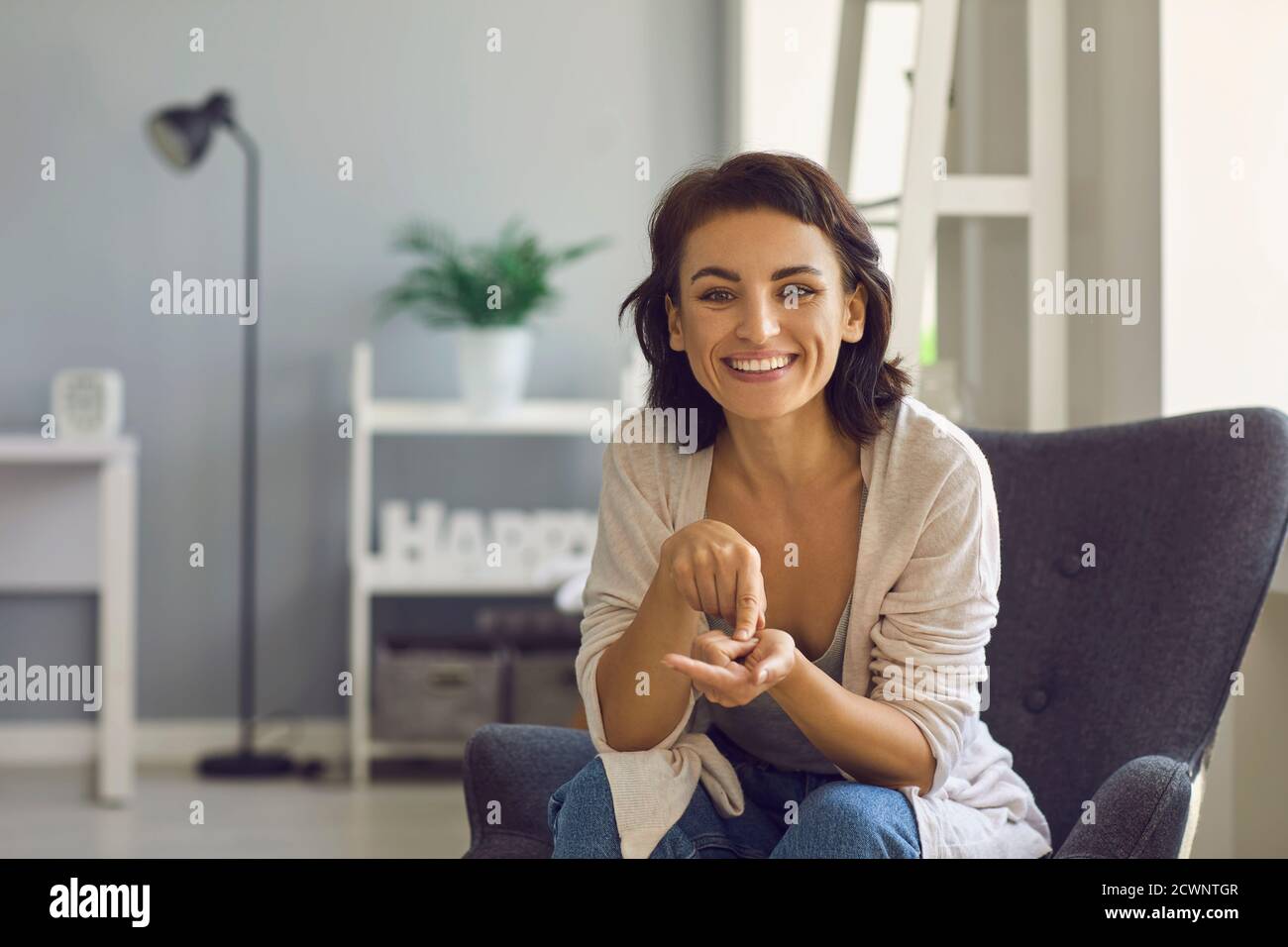Die junge Frau führt ein Online-Webinar per Videokonferenz durch, während sie in ihrem Büro sitzt. Stockfoto