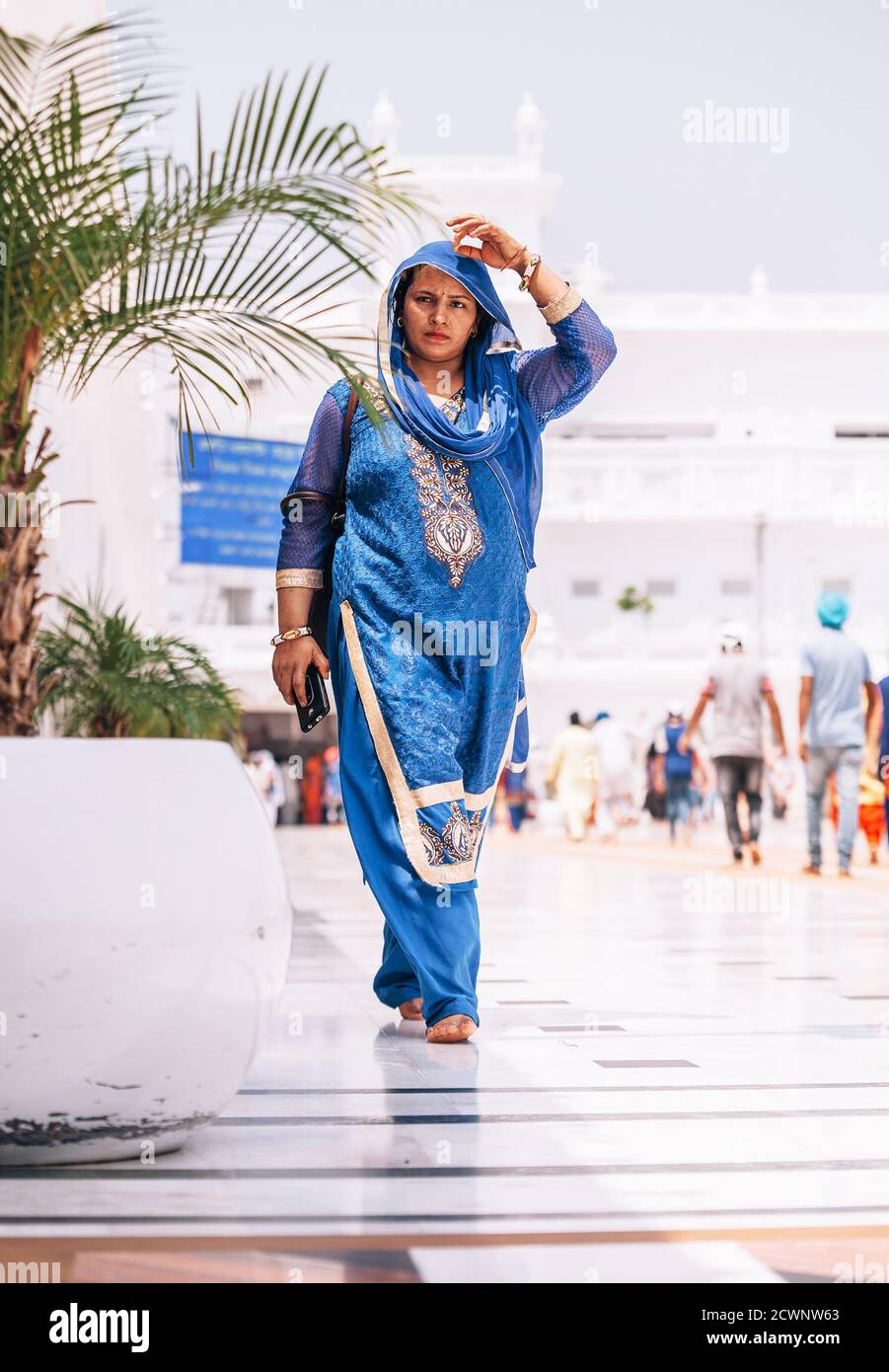 Stock Photo - Amritsar, Indien - AUGUST 15: Portrait der indischen Frau gekleidet in weiblichen traditionellen Sari (Saree) Kleidungsstück zu Fuß durch den Goldenen Tempel (H Stockfoto