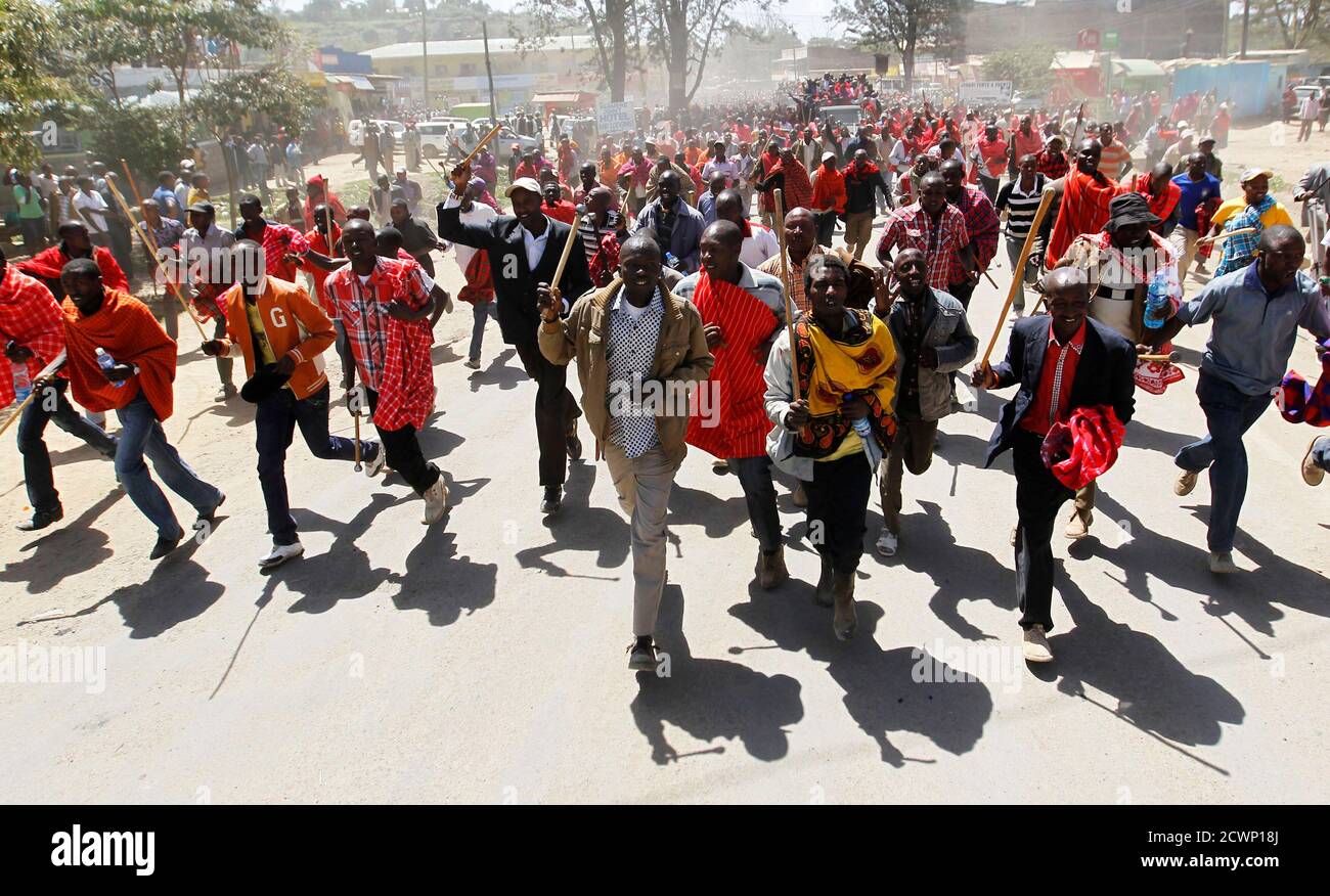 Bewohner singen Parolen während der Proteste die Narok county Gouverneur Samuel Tunai in Narok, Kenia, 26. Januar 2015 zu verdrängen. Mindestens zwei Personen waren gefürchtete Toten Montag und Dutzende andere verletzt während einer Protestaktion durch traditionelle Maasai Stämmen über angebliche Misswirtschaft von Mitteln aus der Masai Mara National Reserve und den illegalen Erwerb von Immobilien im Mau-Wald-Komplex in Narok County, wo sie gedroht haben, Narok Kreisverwaltung Volksvertreter auswerfen, lokale Medien sagte. REUTERS/Thomas Mukoya (Kenia - Tags: Gesellschaft Unruhen Politik TPX Bilder des Tages-Abend Stockfoto