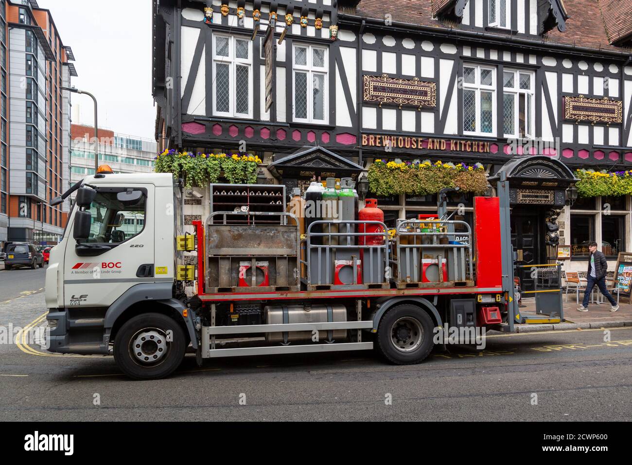 Ein BOC-Lieferwagen für Gasflaschen, der Gasflaschen zu einem Pub liefert Stockfoto