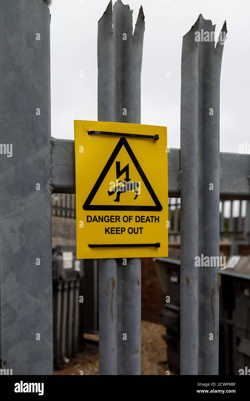 Ein Schild, auf dem die Gefahr des Todes außerhalb eines Umspannwerks steht Stockfoto