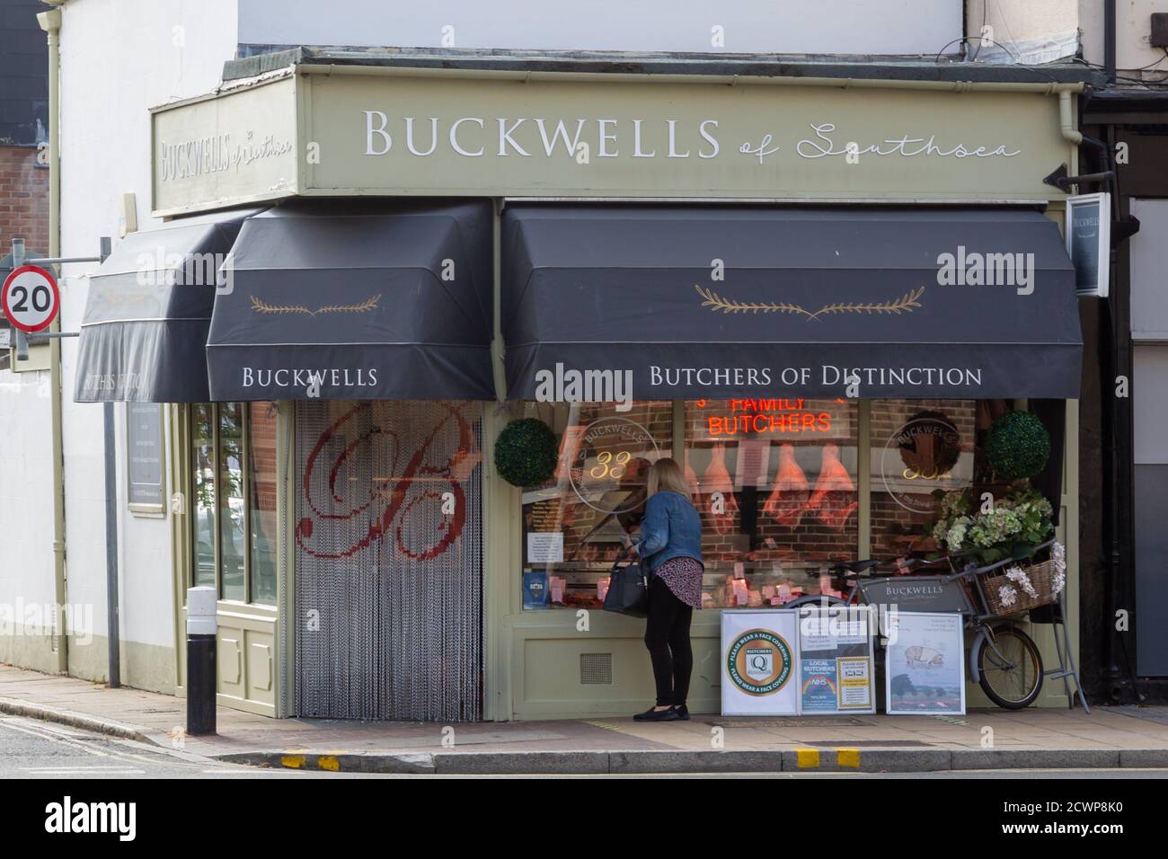 Das Äußere von Buckwells von Southsea, EINEM typischen traditionellen englischen Metzgerladen Stockfoto