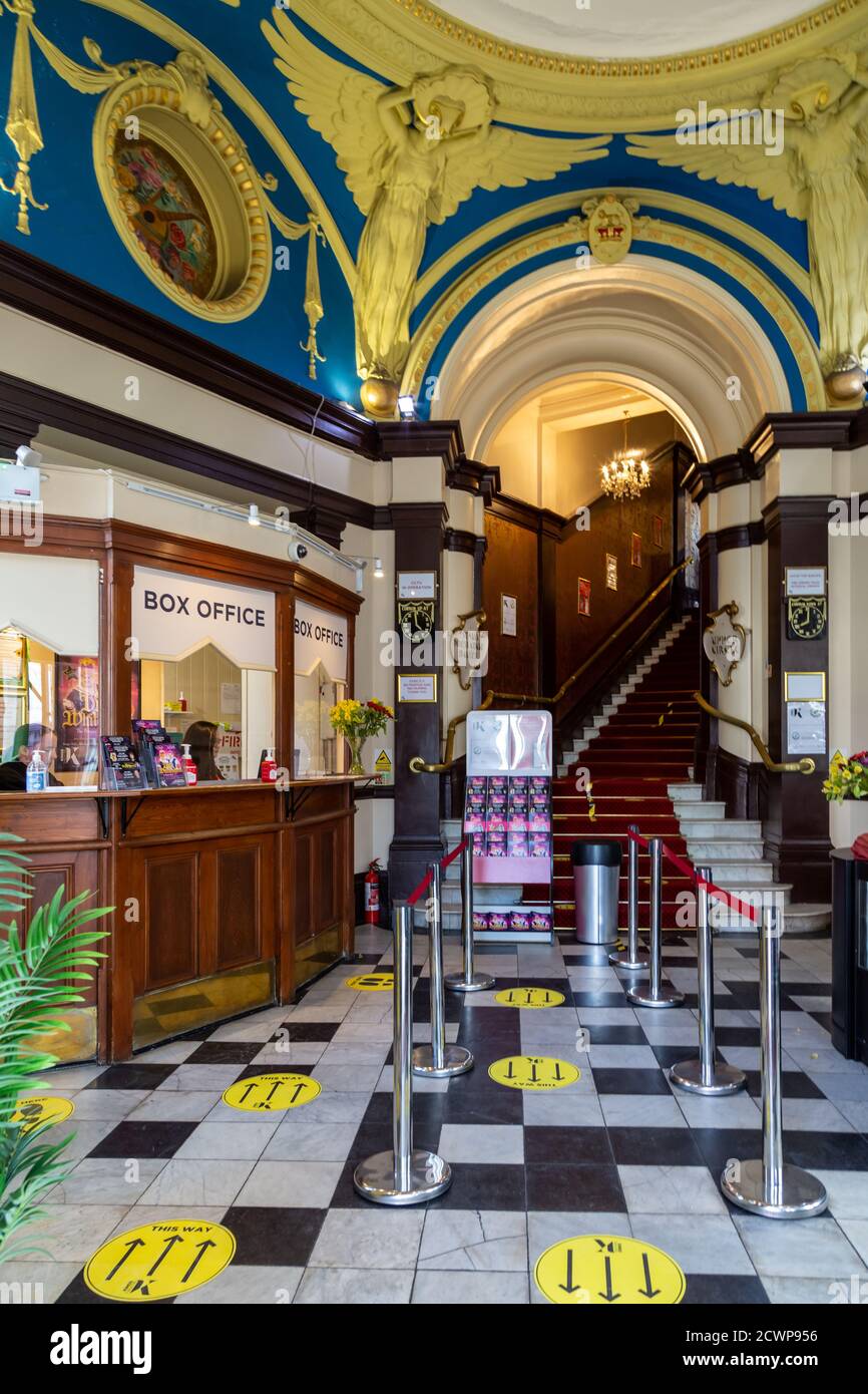 Der Eingang zum Kings Theater in Portsmouth, zeigt die Kasse und Treppen zu den Sitzen Stockfoto