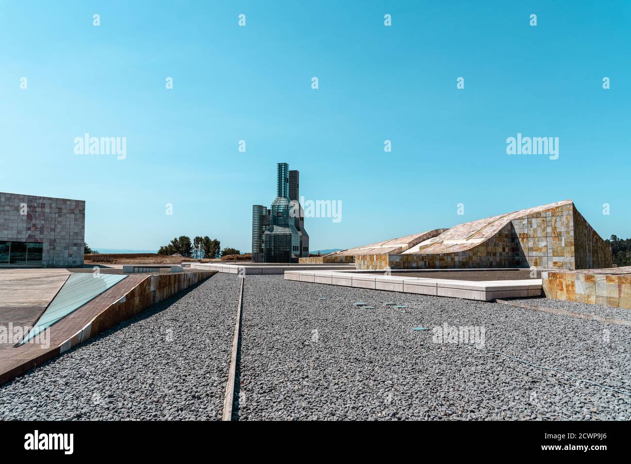 Santiago de Compostela, Spanien - 18. Juli 2020: Blick auf die Stadt der Kultur Galiciens. Gelegen auf dem Gipfel des Berges Gaias als architektonischer Meilenstein. De Stockfoto