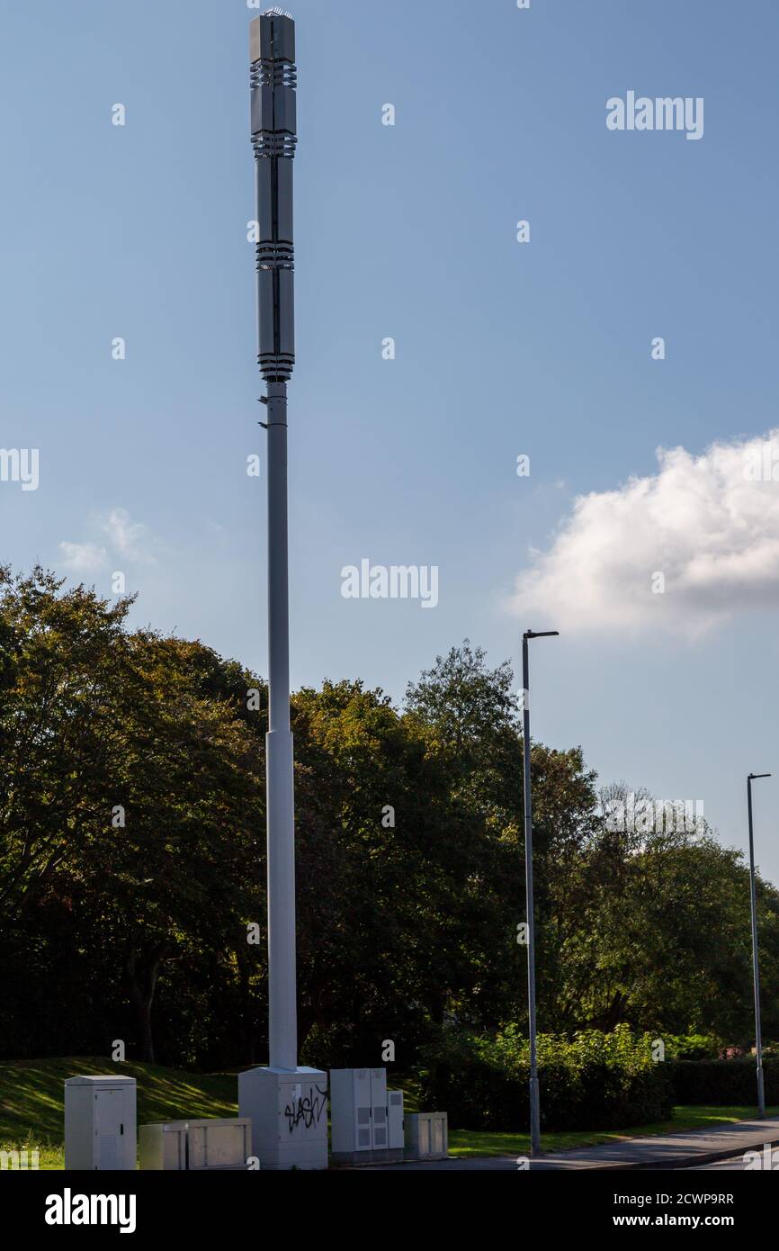Ein 5G-Mobilfunkmast oder Mobilfunkmast in Die Straße Stockfoto