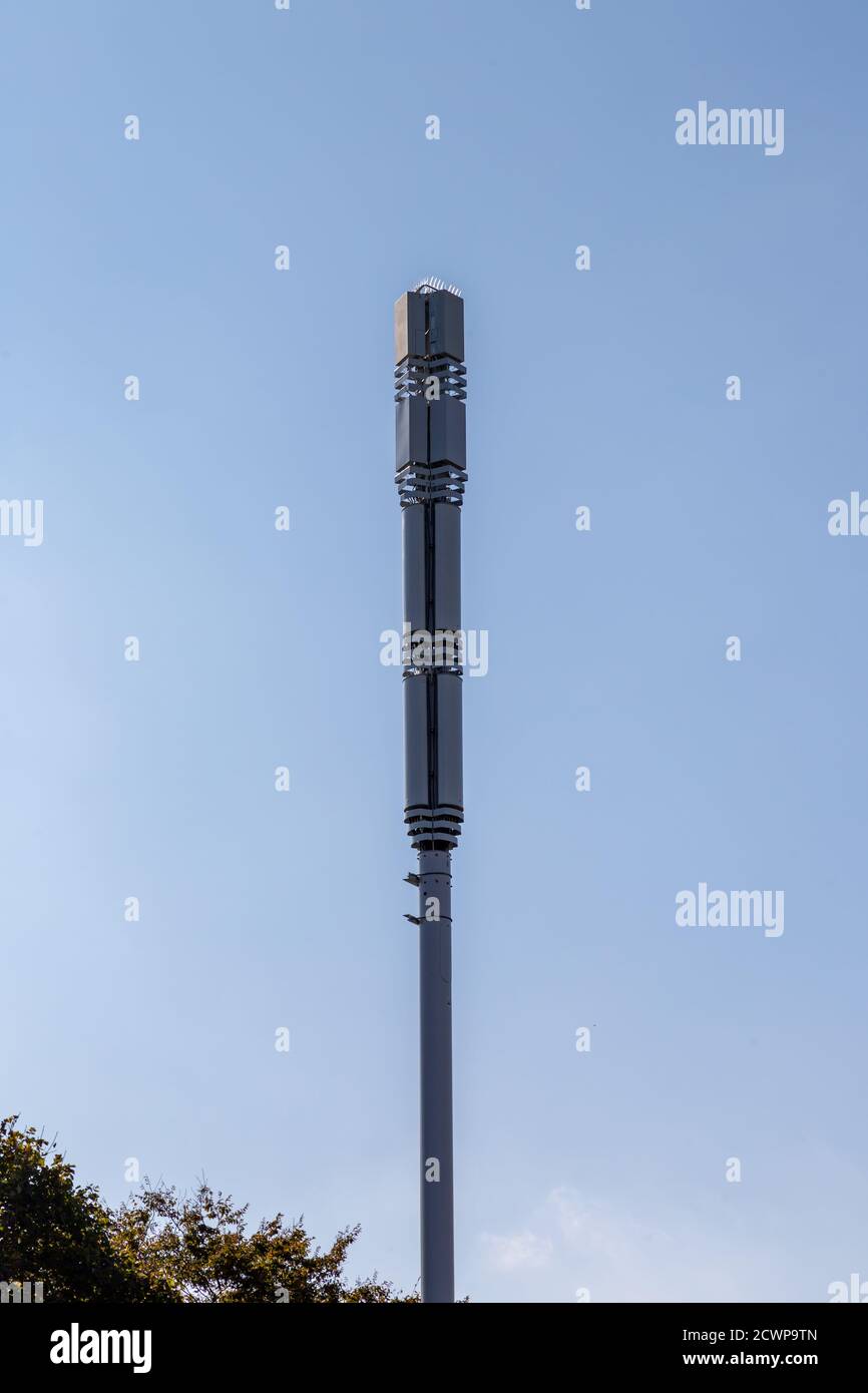 Ein 5G-Mobilfunkmast oder Mobilfunkmast in Die Straße Stockfoto
