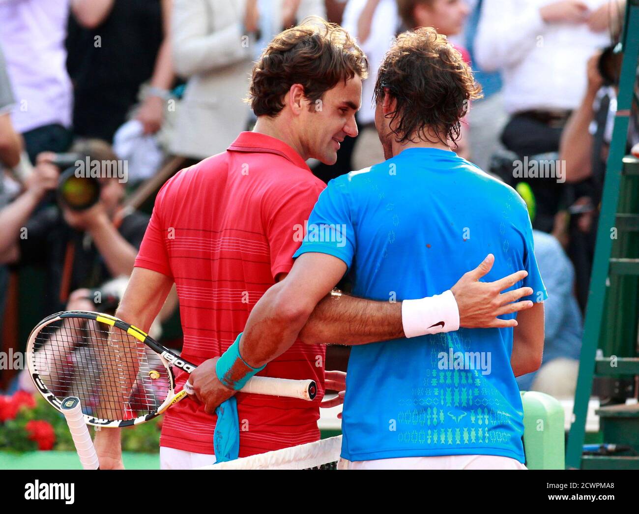 Rafael Nadal aus Spain (R) schüttelt Hände mit Roger Federer von der  Schweiz nach dem Gewinn ihrer Herren Finale bei den French Open  Tennis-Turnier in Roland Garros-Stadion in Paris 5. Juni 2011.