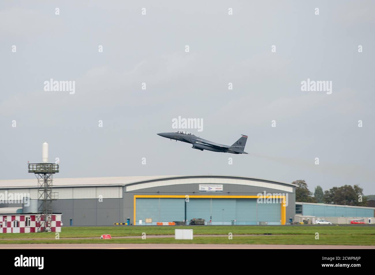 Ein F-15E Strike Eagle des 48. Kampfflügels der United States Air Force (USAF), stationiert bei der RAF Lakenheath in Suffolk, starten von der RAF Coningsby in Linolnshire, unterstützt von britischen Bodencrews im Rahmen einer Trainingsübung, wobei die von der USAF als "Agile Combat Employment" (ACE)-Konzepte bezeichnet werden. Stockfoto