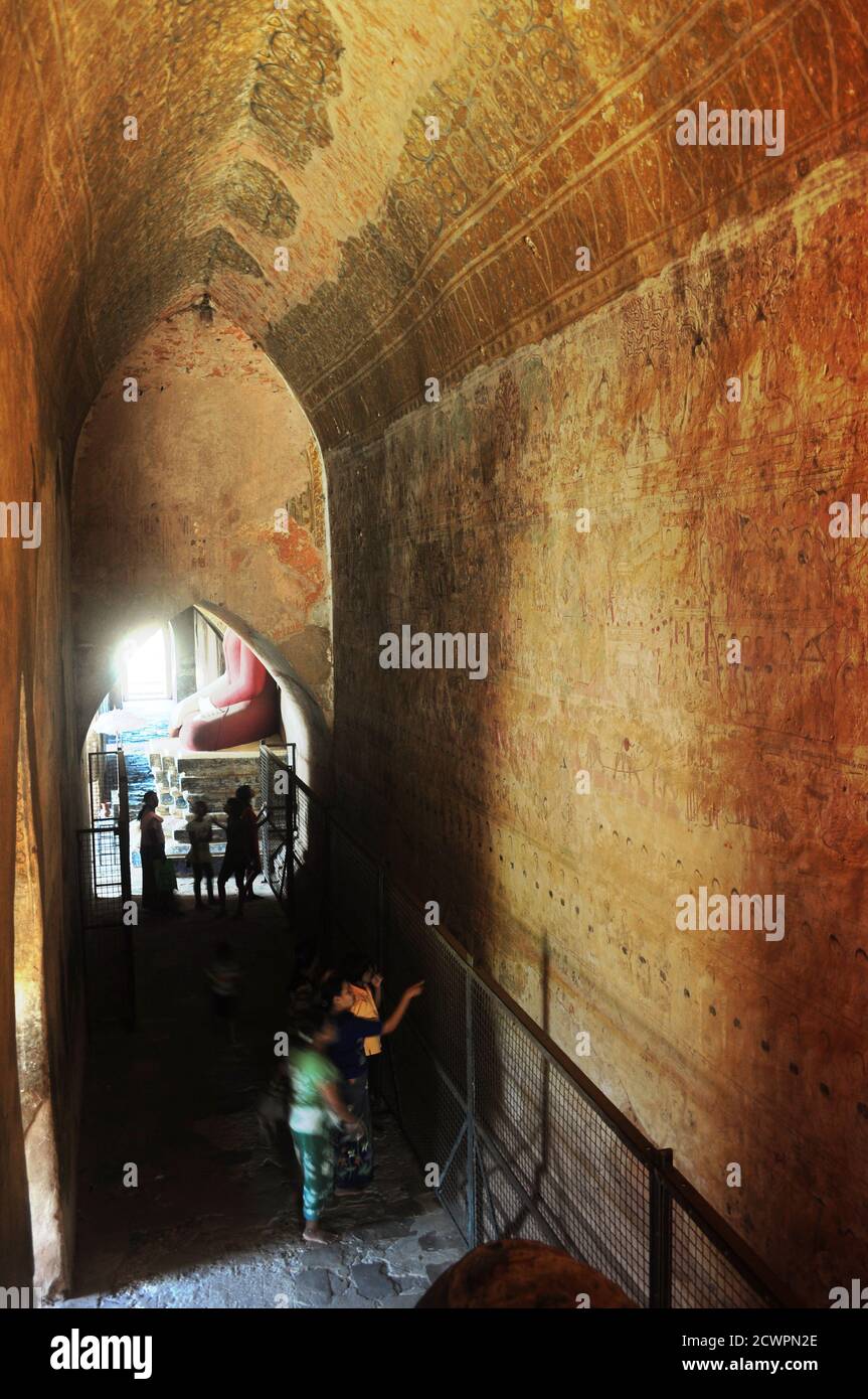 Alte Schrift an der Wand im Inneren des Tempels in alten Bagan Myanmar Stockfoto