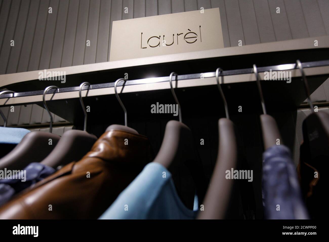 Das Logo von Laurel und Kleidung sind in seinem Geschäft vor seiner  Eröffnung zu sehen, im Finanzviertel von Hongkong am 8. Dezember 2011. Die  privat geführte Luxus-deutsche Modemarke Laurel, einst eine Tochter