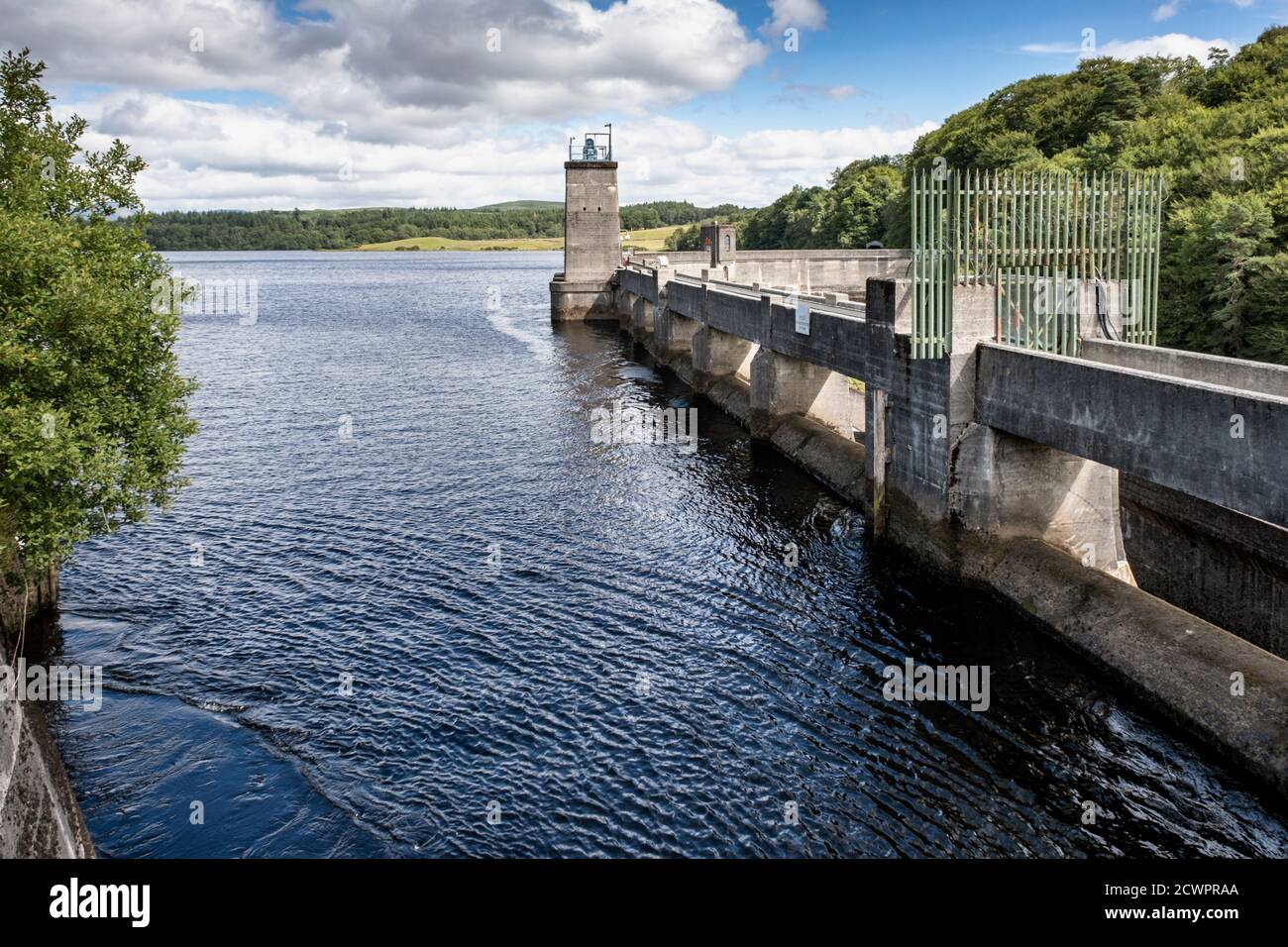 Earlstoun Dam erbaut von der Galloway Water Power Co in den 1930er Jahren, Earlstoun Loch, Dumfries und Galloway, Schottland Stockfoto